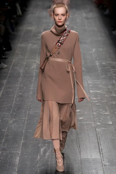 Look 16